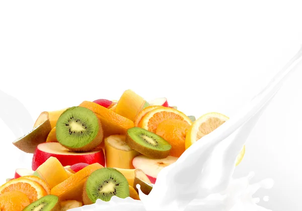 튀는 과일 믹스와 우유 — 스톡 사진