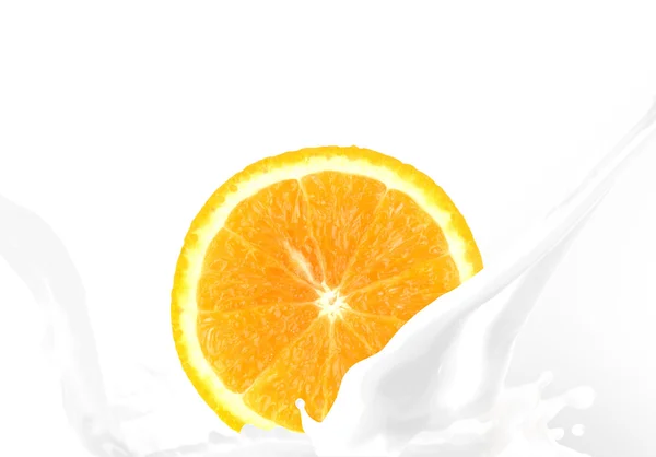 Salpicar leche con naranja — Foto de Stock
