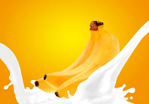 Rozpryskiwania mleka z bananem — Zdjęcie stockowe