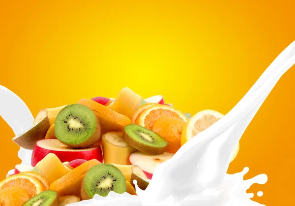 Spatten melk met vrucht mix — Stockfoto