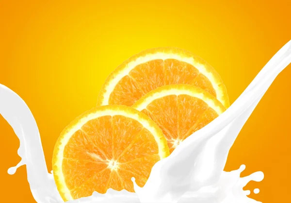 Spatten melk met sinaasappel — Stockfoto
