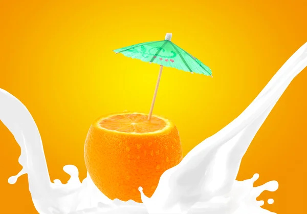 Splashing leite com laranja — Fotografia de Stock