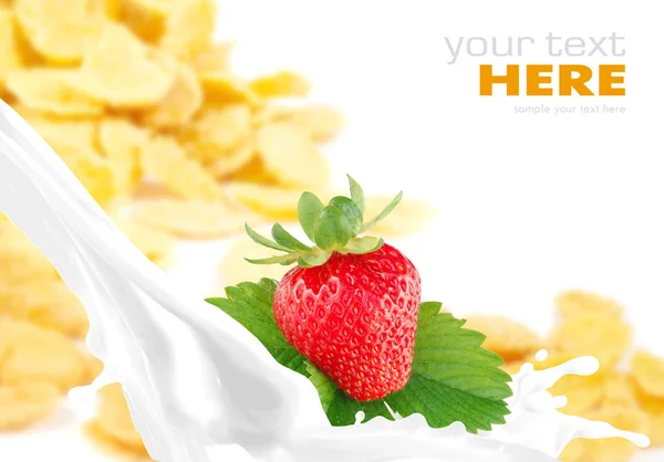 Milchspritzer mit Erdbeere auf Cornflakes Hintergrund — Stockfoto