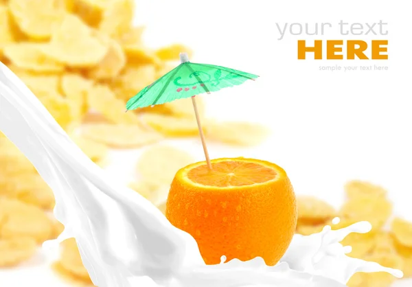 Splash γάλακτος με πορτοκάλι σε νιφάδες καλαμποκιού φόντο — Φωτογραφία Αρχείου