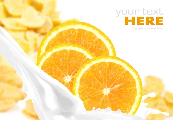 Salpicadura de leche con naranja sobre fondo de hojuelas de maíz — Foto de Stock