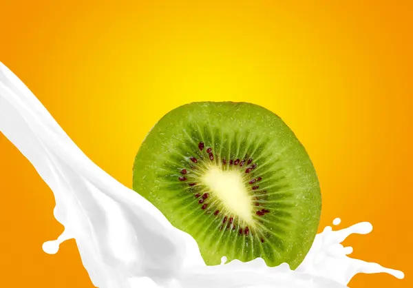 Du lait éclaboussé au kiwi — Photo