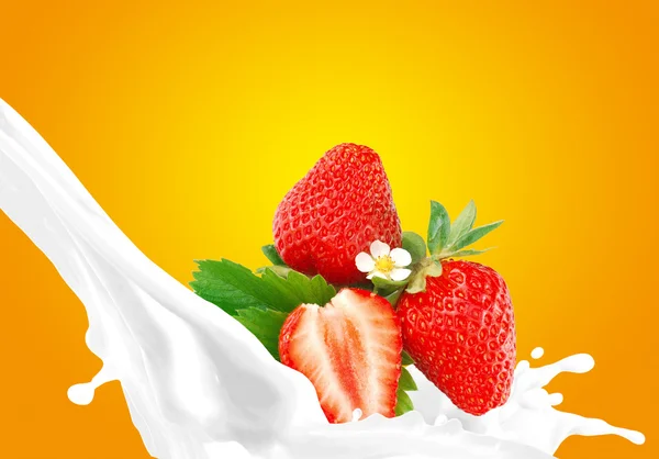 딸기를 튀기는 우유 — 스톡 사진