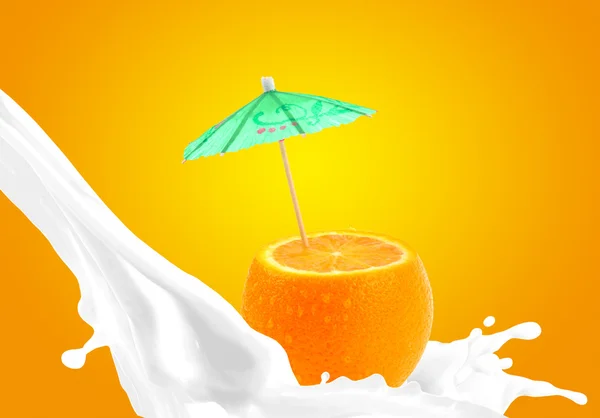 Splashing leite com laranja — Fotografia de Stock