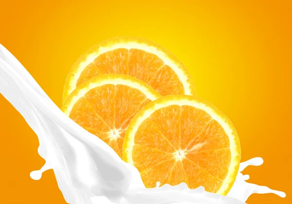 Salpicar leche con naranja —  Fotos de Stock