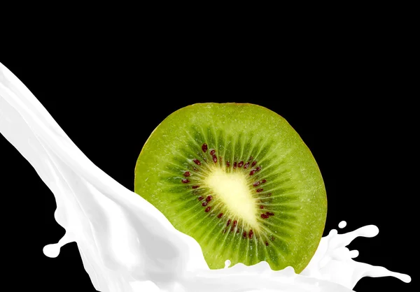 Espalhando leite com kiwi — Fotografia de Stock