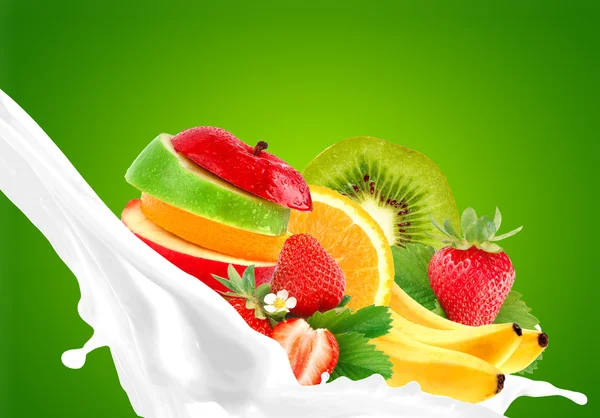 Salpicar leche con mezcla de frutas — Foto de Stock
