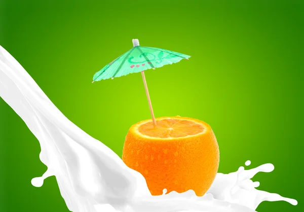 Salpicar leche con naranja — Foto de Stock