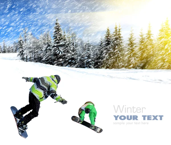 Snowboarder saltando por el aire con el cielo azul profundo en el fondo — Foto de Stock