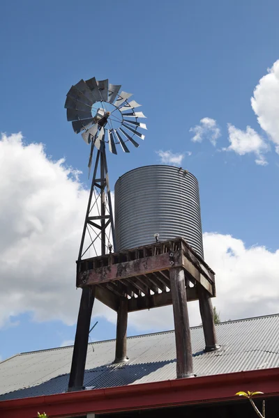 Windmolen en water tank — Stockfoto