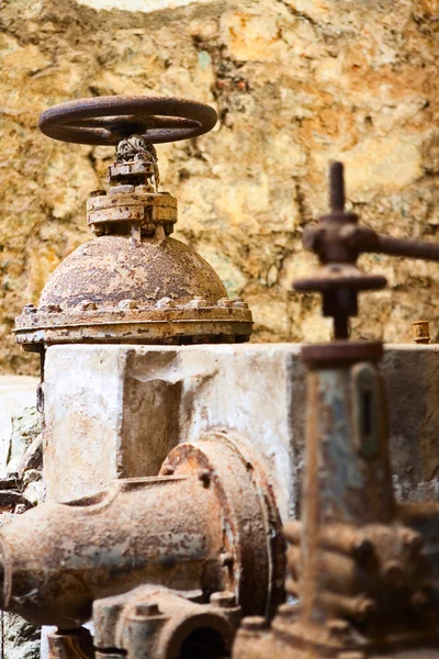 Antigua maquinaria industrial vintage oxidada —  Fotos de Stock