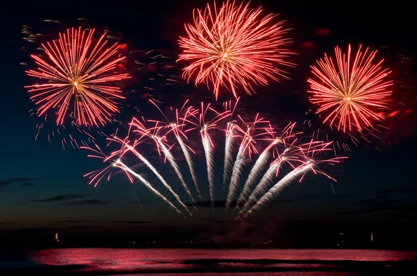 Esplosioni di fuochi d'artificio rossi — Foto Stock