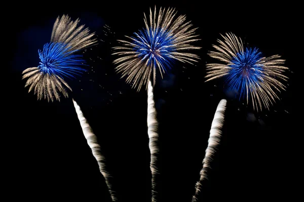Fogos de artifício brancos azuis coloridos — Fotografia de Stock