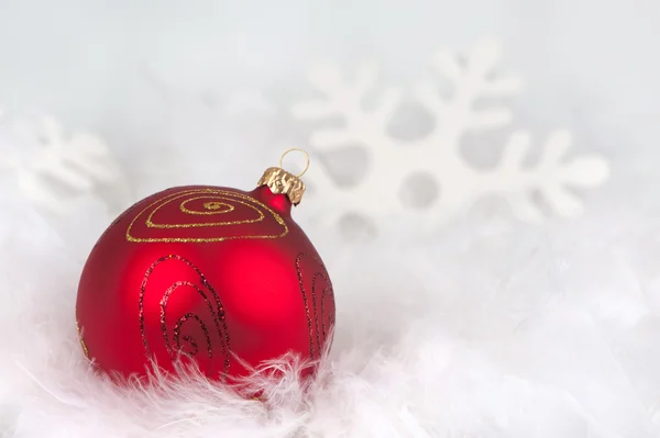 雪の中で赤いクリスマス安物の宝石 — ストック写真