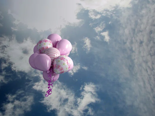 Balões multicoloridos no céu — Fotografia de Stock