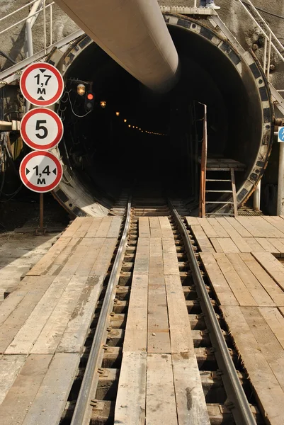 De rails zijn in aanbouw in de tunnel — Stockfoto