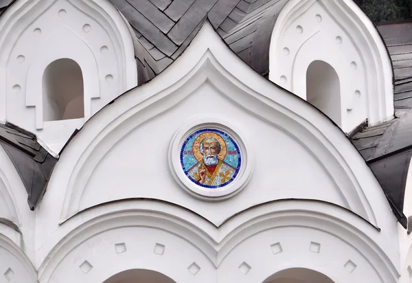 Белая ортодоксальная церковь (подробности ) — стоковое фото