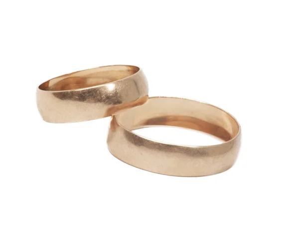 Két arany esküvői gyűrű. — Stock Fotó