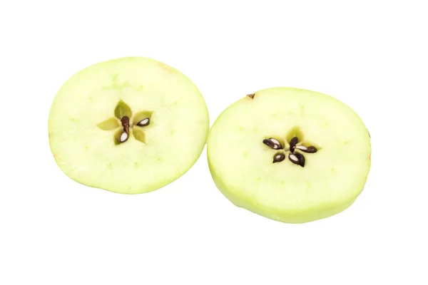 新鲜的青苹果切成片。在白色背景上孤立 — 图库照片