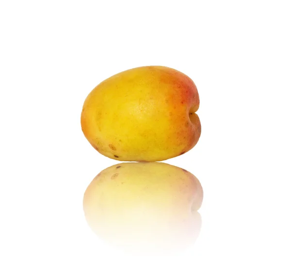 Fräsch och mogen aprikos isolerad på en vit bakgrund — Stockfoto