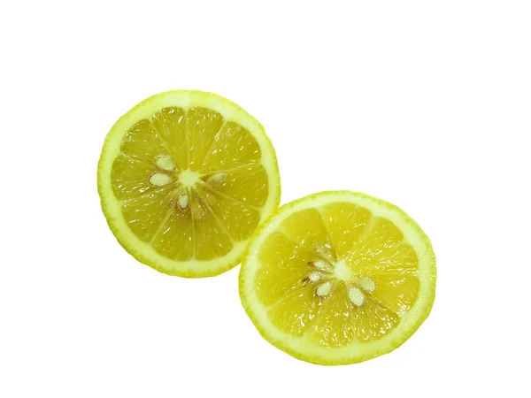 Отрезанные лимоны изолированы на белом фоне — стоковое фото