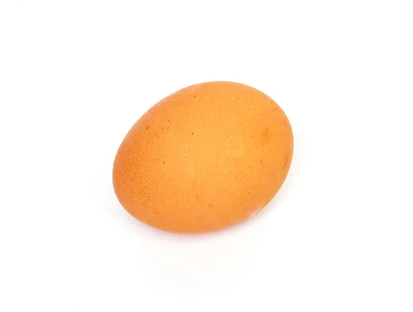 Одне яйце на білому тлі — стокове фото