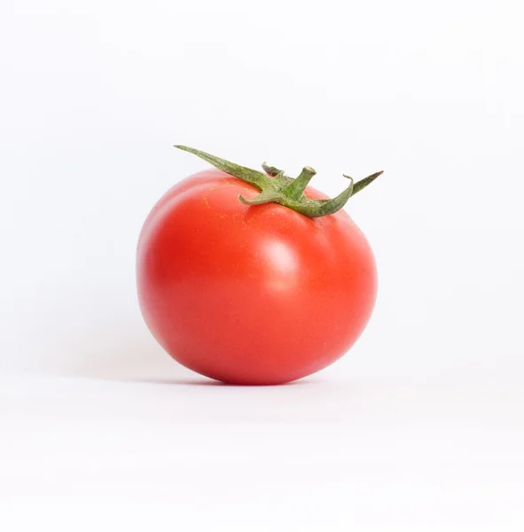 在白色背景上的一个红番茄的特写 — 图库照片
