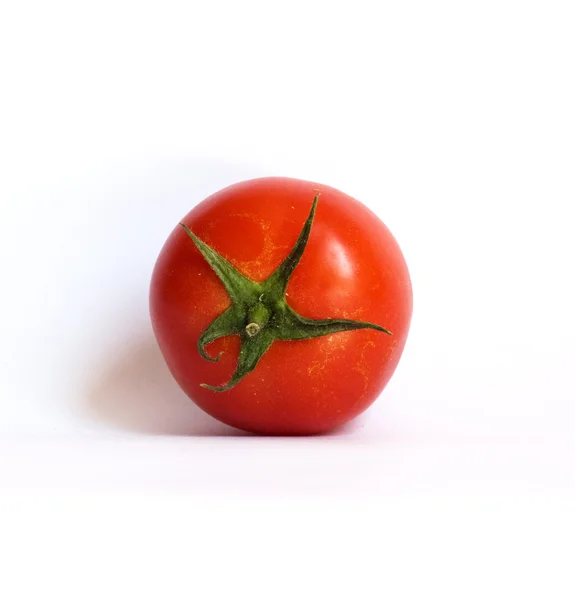 Närbild av en röd tomat på vit bakgrund — Stockfoto