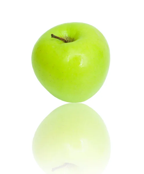 Una mela verde matura. Isolato su bianco — Foto Stock