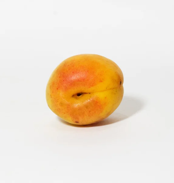 Свежий и спелый абрикос на белом фоне — стоковое фото