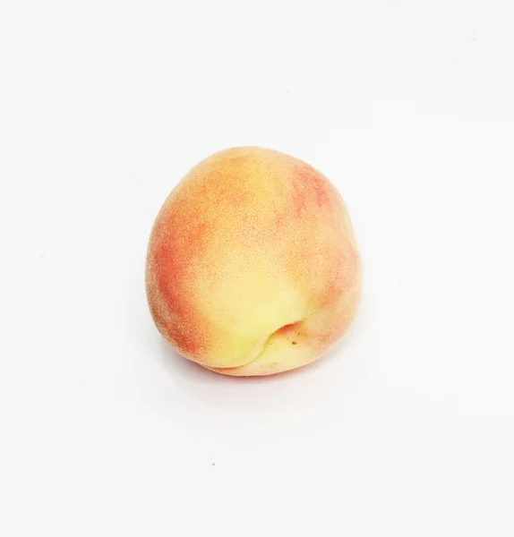 Volledige perzik geïsoleerd op witte achtergrond — Stockfoto