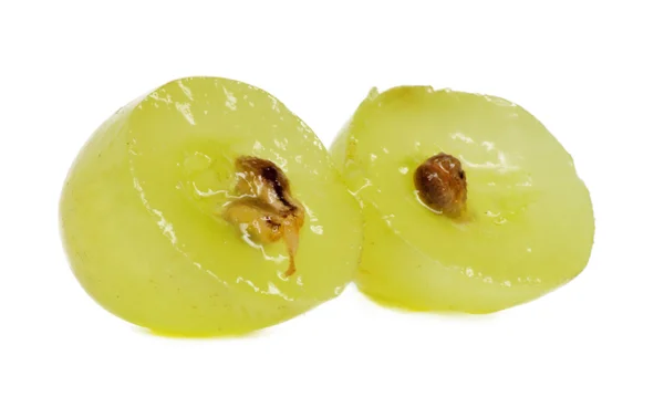 Fetta traslucida di uva verde, macro isolata su bianco — Foto Stock