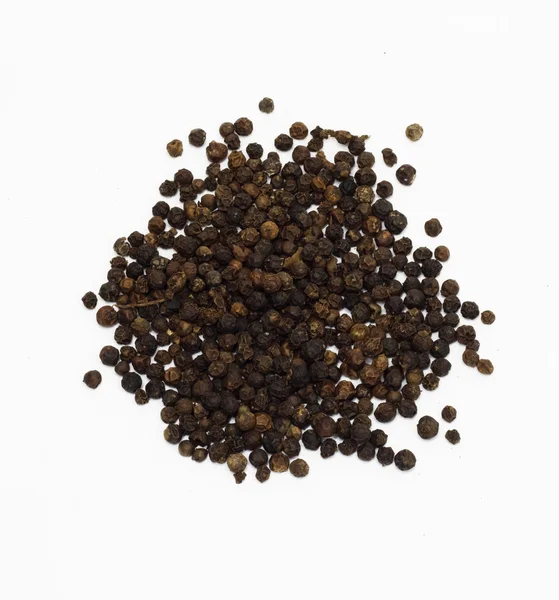 Closeup των μαύρο πιπέρι που απομονώνονται σε λευκό φόντο. — Φωτογραφία Αρχείου