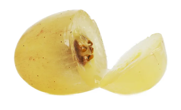 Fatia translúcida de fruta de uva, macro isolada em branco — Fotografia de Stock