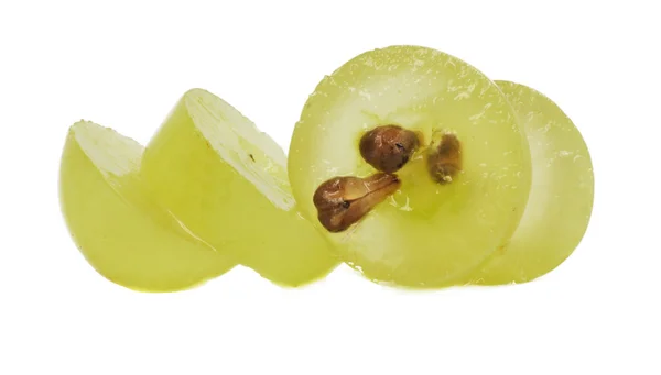 Doorschijnend segment van groene druif fruit, macro geïsoleerd op wit — Stockfoto
