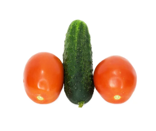 绝缘两个西红柿和一根黄瓜在白色 — 图库照片
