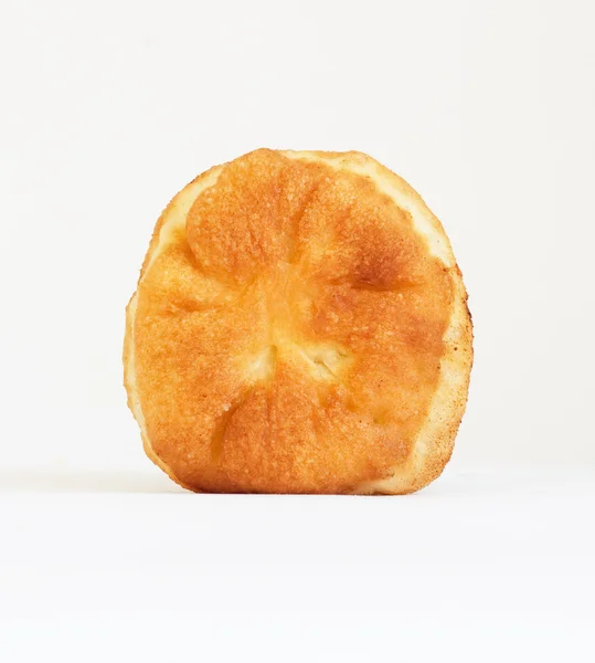 Ein Ofen gebacken pastös auf weißem Hintergrund. sieht köstlich aus. — Stockfoto