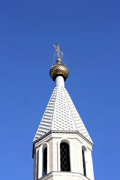 Golden dome of the Orthodox church in Central Russia on the blue — Stock Photo, Image