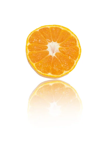 Saftige Mandarine, Mandarine, Orange auf weißem Hintergrund, Nahaufnahme, — Stockfoto
