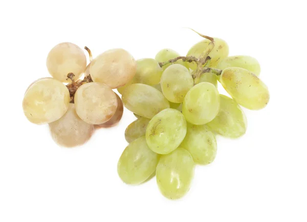 Uva fresca. Isolato su bianco — Foto Stock