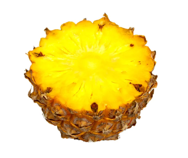 Arga nyklippt mogen ananas. isolerad på en vit. — Stockfoto
