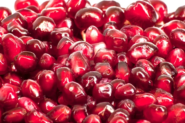 배경의 붉은 육즙이 잘 익은 석류 여러 극단적인 가까이 — 스톡 사진