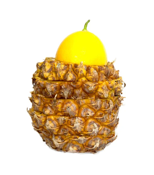 Ananas ja sitruuna — kuvapankkivalokuva