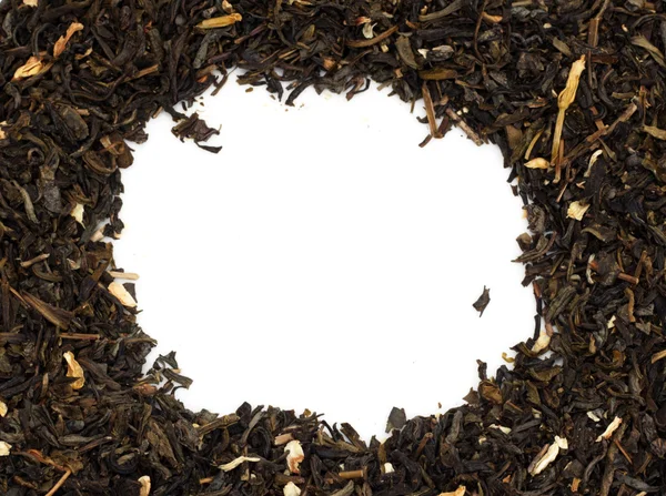 Beyaz arkaplanda kuru yeşil çay — Stok fotoğraf