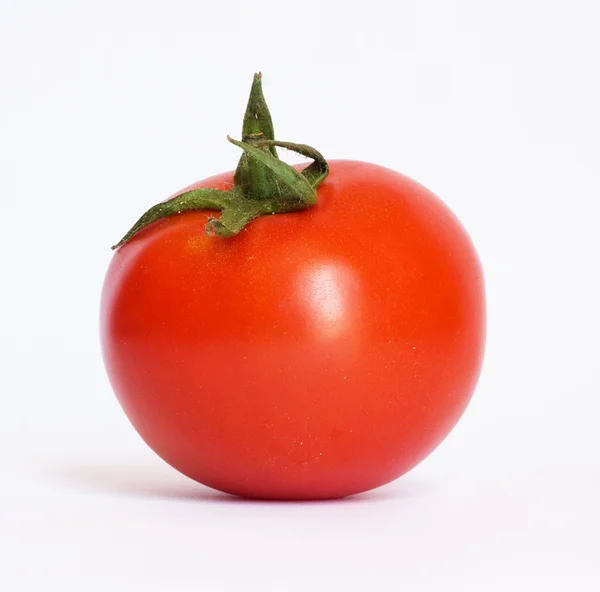 Крупним планом один червоний помідор на білому тлі — стокове фото