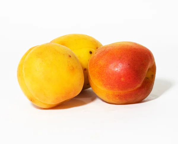 Tre aprikos isolerad på vit — Stockfoto